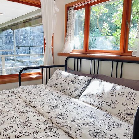 Вилла 66 Creek Garden House Уэст-Ванкувер Экстерьер фото