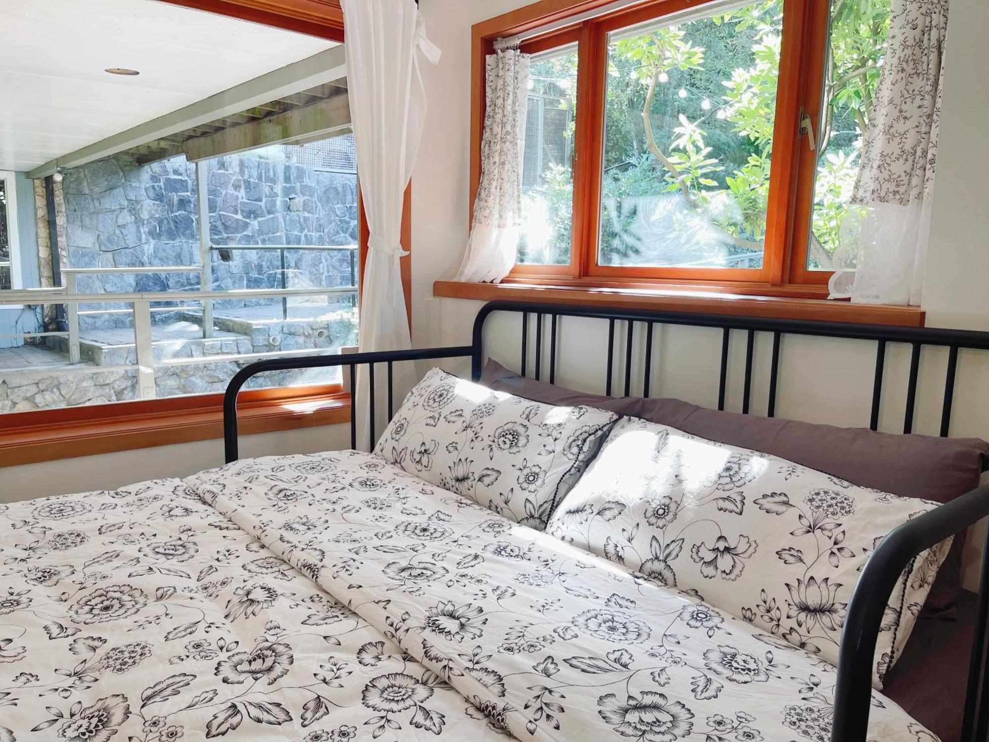 Вилла 66 Creek Garden House Уэст-Ванкувер Экстерьер фото